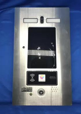 FTO7N4200BMX BUTTERFLYMX Video Intercom Powers Cracked Touch